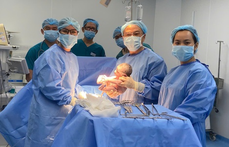Vượt biển lúc nửa đêm, thai phụ kịp sinh con khỏe mạnh ở Bệnh viện Từ Dũ tại Cần Giờ