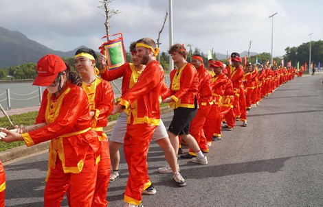 Du khách nước ngoài hòa trong không khí Lễ giỗ Bà Phi Yến 