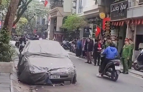 Cẩu, kéo ô tô phủ bạt "nằm lì" 4 năm trên phố Bát Sứ