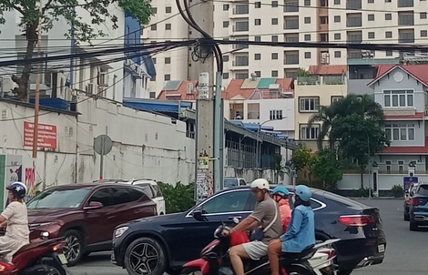 Trụ điện giữa đường