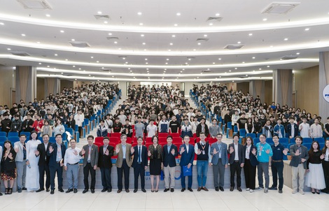 Khi khoa học chạm tới trái tim người trẻ: Dấu ấn VinFuture 2025 tại giảng đường Việt Nam