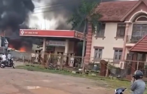 Cháy nhà kho sát cây xăng ở TPHCM