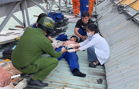 Cán bộ công an ở TPHCM cứu một thanh niên bị điện giật trên mái nhà