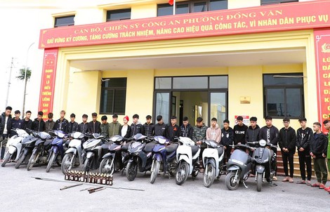 27 thanh thiếu niên dùng dao kiếm "truy sát" nhau giữa đêm khuya