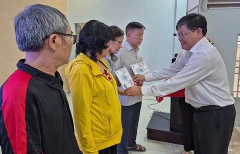 Người dân từ 65 tuổi ở TPHCM vui mừng nhận thẻ BHYT miễn phí