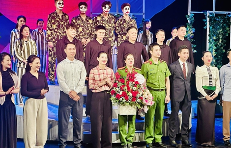 Nhà hát Kịch Công an nhân dân tạo ấn tượng mạnh với "Nơi bình minh trở lại"