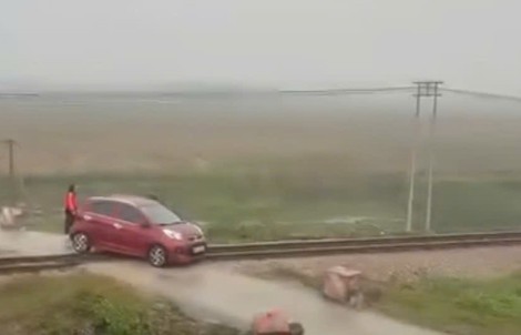 VIDEO: Thót tim cảnh ô tô mắc kẹt trên đường ray khi đoàn tàu hỏa đang lao tới