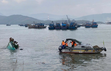 Tàu cá TPHCM chở 4 ngư dân chìm gần đảo Hòn La