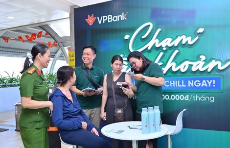 Hành khách metro thích thú trải nghiệm chạm thanh toán nhanh gọn của VPBank