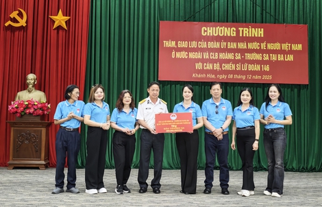 Kiều bào Ba Lan trao tặng Vườn rau xanh cho đảo Trường Sa Lớn