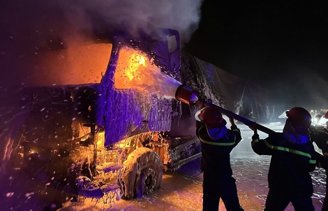 Xe đầu kéo chở 30 tấn viên nén năng lượng bốc cháy trên cao tốc