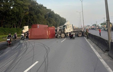 Xe container lật ngang sau va chạm, Quốc lộ 51 ùn ứ kéo dài