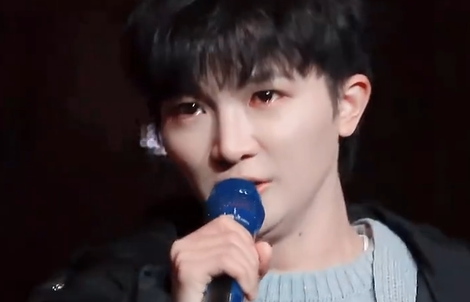 Giọng ca "phi giới tính" bật khóc vì hủy show do bệnh