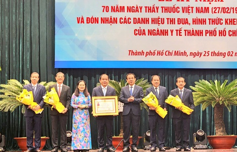 Sở Y tế TP HCM đón nhận Huân chương Lao động hạng Nhất