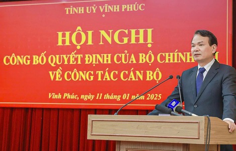 Chủ tịch Quốc hội Trần Thanh Mẫn ký các Nghị quyết về công tác cán bộ