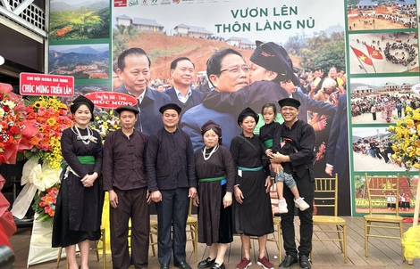 Nguyễn Á gây xúc động với "Vươn lên thôn Làng Nủ"