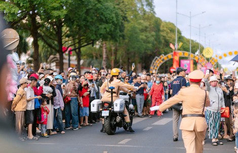 Cận cảnh hàng vạn người chen chân tại Lễ hội đường phố - Lễ hội cà phê Buôn Ma Thuột