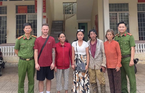Công an xã giúp hai chị em song sinh người Pháp gốc Việt tìm lại mẹ sau 27 năm
