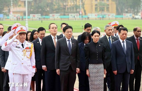 Thủ tướng Singapore Lawrence Wong vào Lăng viếng Chủ tịch Hồ Chí Minh