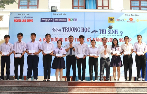 "Đưa trường học đến thí sinh" tại Long An: Giúp bạn trẻ chọn trường, chọn nghề phù hợp