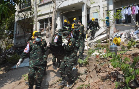 Động đất Myanmar: Người thân xúc động nhận thi thể nạn nhân từ Đội cứu hộ Việt Nam