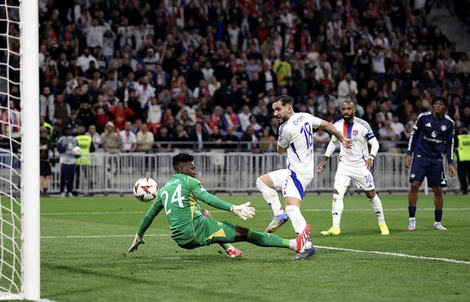 Thủ môn hóa tội đồ, Man United đánh rơi chiến thắng ở Lyon