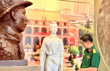 Khai mạc triển lãm 2 chuyên đề kỷ niệm 50 năm Ngày Giải phóng miền Nam, thống nhất đất nước