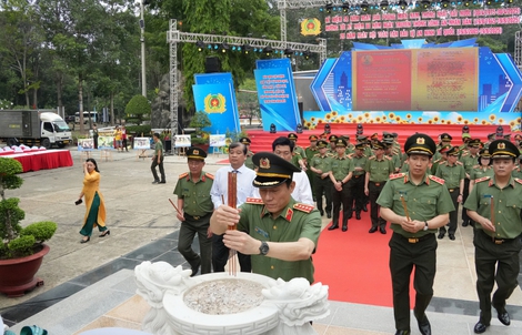 Bộ trưởng Bộ Công an Lương Tam Quang dâng hương các Anh hùng liệt sĩ tại Tây Ninh
