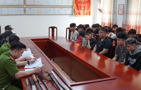 29 thanh, thiếu niên cầm súng, dao kiếm vô cớ chặn đánh người dân đi đường