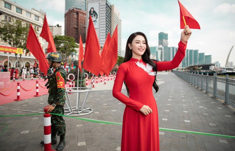 Hoa hậu Lý Kim Thảo giới thiệu về ngày Đại lễ với khách nước ngoài