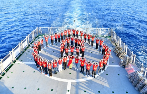 Vietnamese expatriates sail to Truong Sa, DK-I on "Great Unity Voyage"