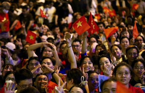 Xuyên đêm vang bản hùng ca