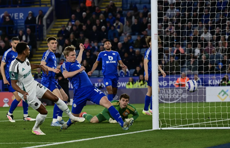 Leicester thua trắng 0-3, Newcastle đẩy Man City khỏi Top 5