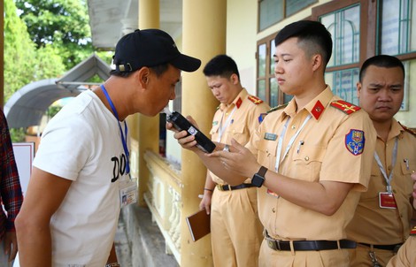 Thí sinh ở Quảng Bình bất ngờ vì phải đo nồng độ cồn trước khi sát hạch lái xe sáng nay 15-5