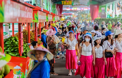 Livestream bán hàng nông sản tại Lễ hội trái cây Nam Bộ 2025