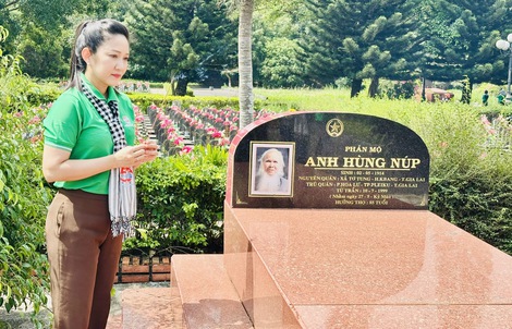 NSND Nguyễn Thị Thanh Thúy xúc động viếng
Nghĩa trang Liệt sĩ tỉnh Gia Lai