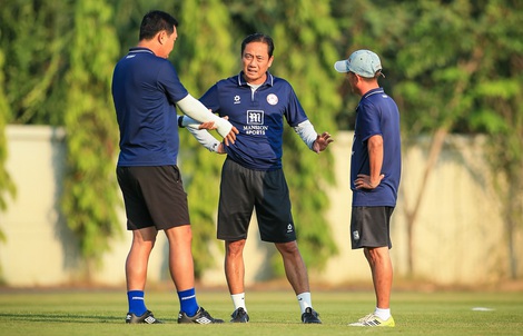 HLV Phùng Thanh Phương "đau đầu" giải bài toán nhân sự CLB TP HCM