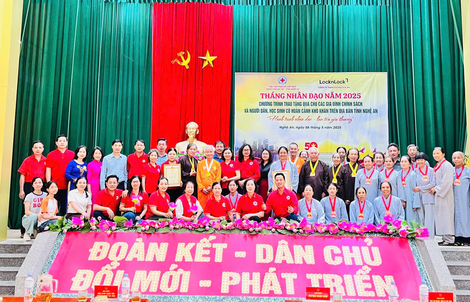 Hội Chữ thập đỏ Hà Nội cùng phật tử Chùa Thiền Tông Tân Diệu chung tay hỗ trợ người nghèo.
