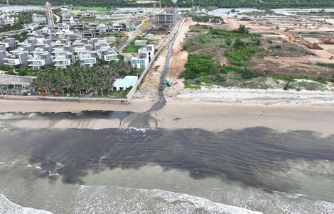 Người dân quay lại hình ảnh dòng nước đen ngòm chảy ra biển từ 1 dự án khu đô thị ở TP Vũng Tàu