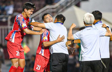 Thắng vất vả trên sân nhà, CLB TP HCM trụ hạng V-League thành công