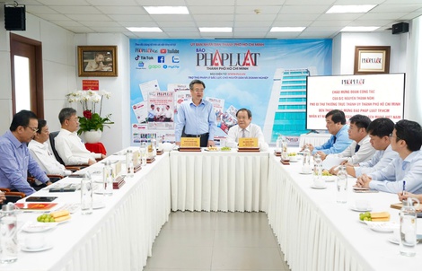 Phó Bí thư Thường trực Thành ủy TP HCM Nguyễn Thanh Nghị chúc mừng các cơ quan báo chí