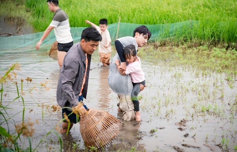 Diễn viên Duy Hưng dạy con phải "cho roi cho vọt"