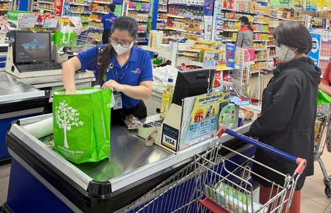 Khách hàng dùng túi môi trường, Co.opmart tặng ngay rau củ