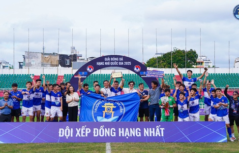 CLB Bóng đá Trường ĐH Văn Hiến thăng hạng: từ phong trào sinh viên bước ra sân chơi chuyên nghiệp