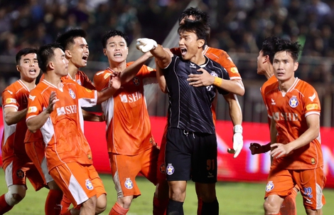 Bùi Tiến Dũng giúp Đà Nẵng trụ hạng V-League