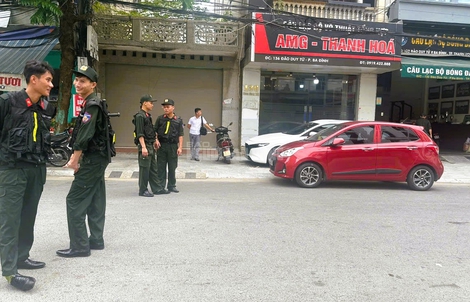VIDEO: Hàng trăm cảnh sát khám xét nhà trùm giang hồ Vi "ngộ"