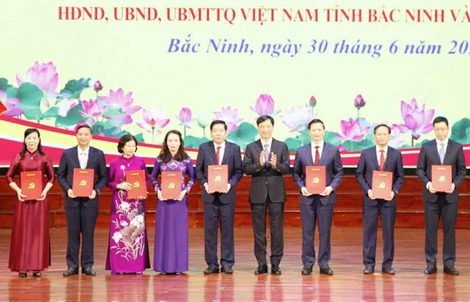 Ông Nguyễn Duy Ngọc trao quyết định của Bộ Chính trị chỉ định Bí thư Tỉnh ủy Bắc Ninh mới