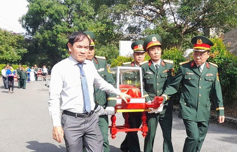 Truy điệu, an táng 10 hài cốt liệt sĩ vừa được tìm thấy ở "đất lửa" Quảng Trị