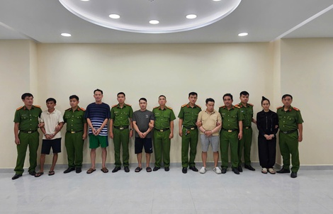 Công an TP HCM đồng loạt khám xét 2 địa điểm, bắt 5 người