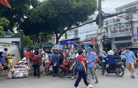 Cảnh khó tin trước cổng Bệnh viện TP Thủ Đức
